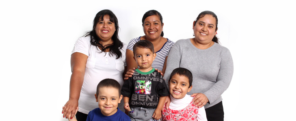 Mexico_financieros_foto Tres mujeres, cada una con sus hijos; todos sonríen.